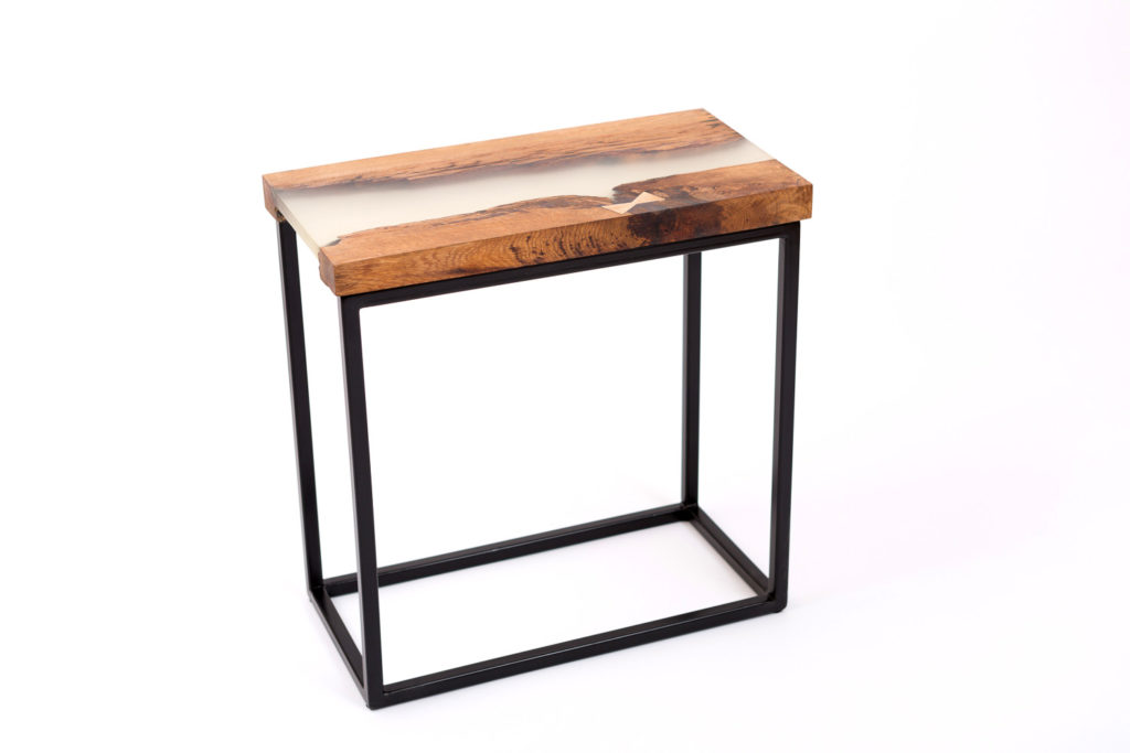 stol-drewniany-na-metalowej-podstawie
