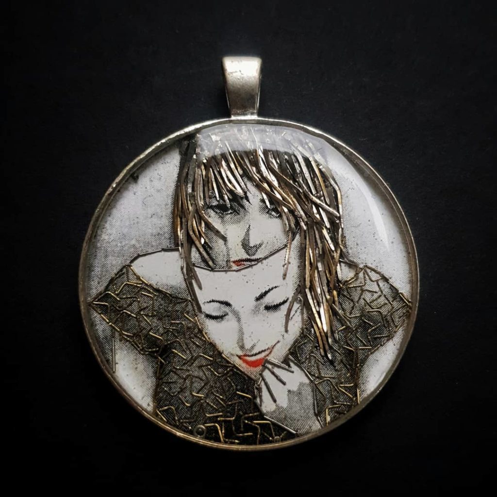 wisiorek-recznie-robiony-z-upcyklingu