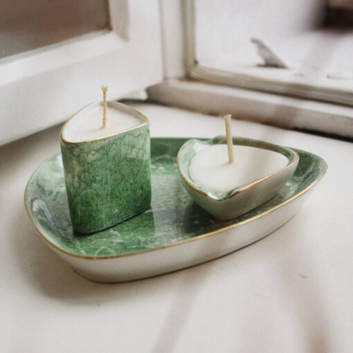 świece sojowe w vintage zielonej filiżance i popielniczce do ponownego użycia