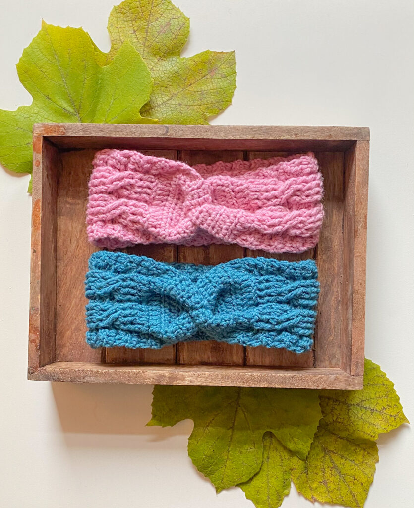 opaski dziergane na szydełku: różowa i niebieska