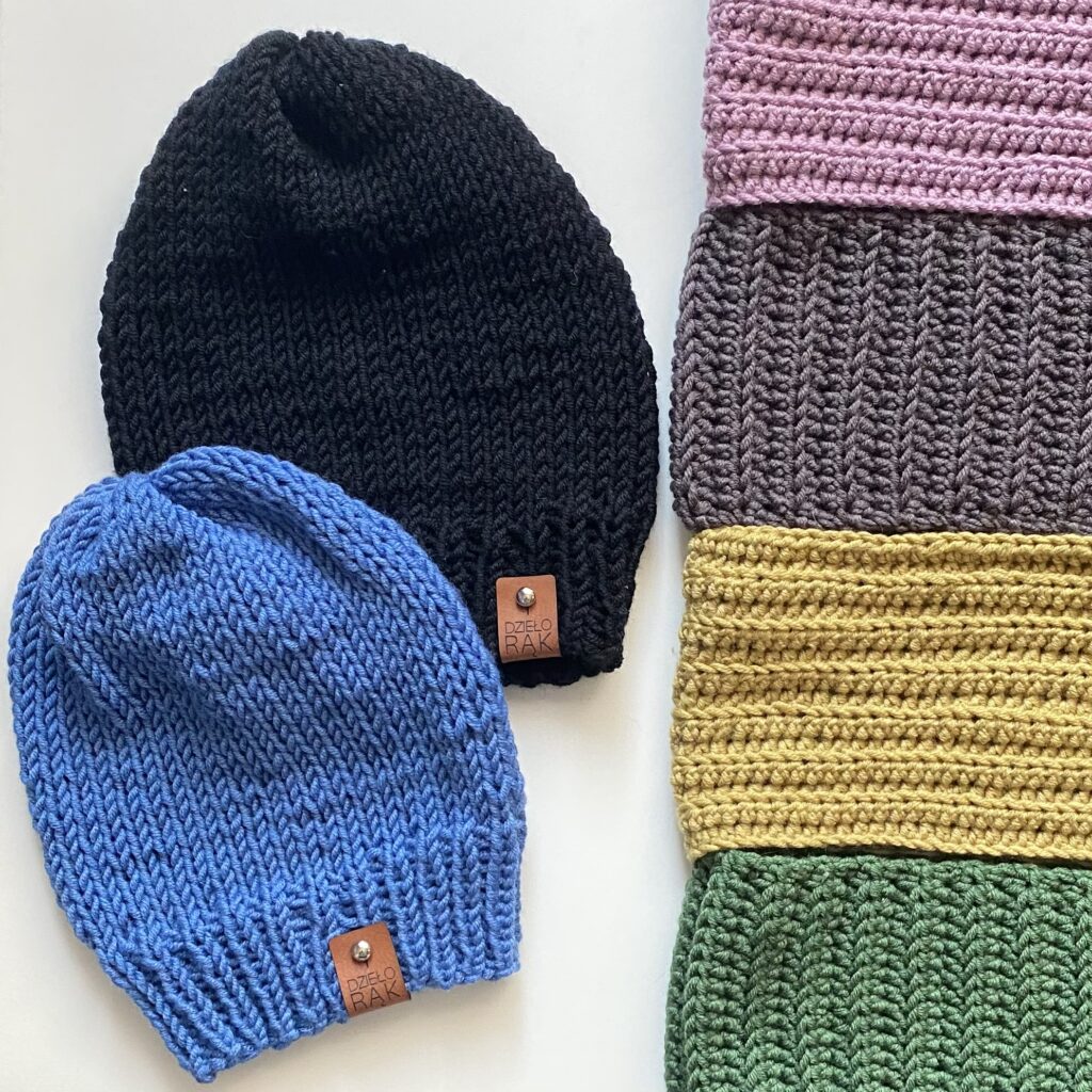 dziergane czapki beanies czarna i jasno niebieska unisex szyte w polsce