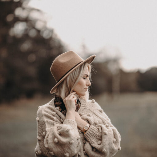 swetes beżowy z pomponami i szerokimi rękawami firmy maniacstories