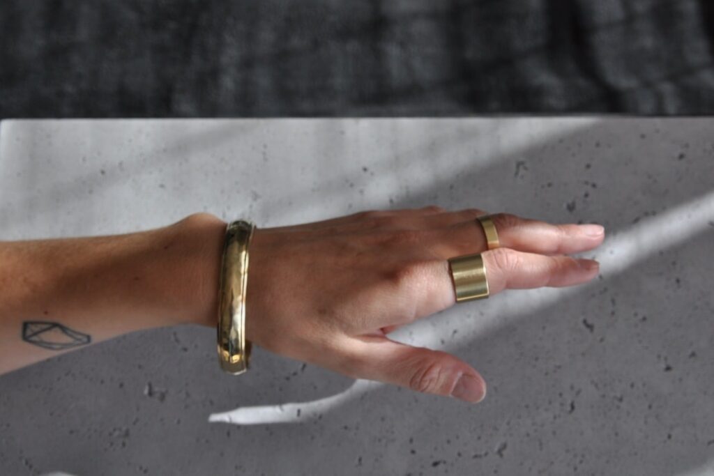 złota bransoletka minimalistyczna i dwa pierścionki złote firmy czarnecka