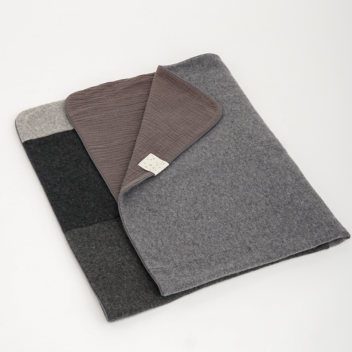 kocyk kaszmirowy dziecięcy w różnych odcieniach szarości zrobiony z upcyklingu od firmy drugi splot