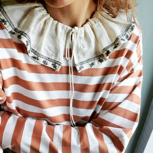 dziewczyna w koszulce i zdejmowanym, białym kołnierzyku z drobnymi kwiatkami, zrobiony przez firmę prettyhandmadestuff