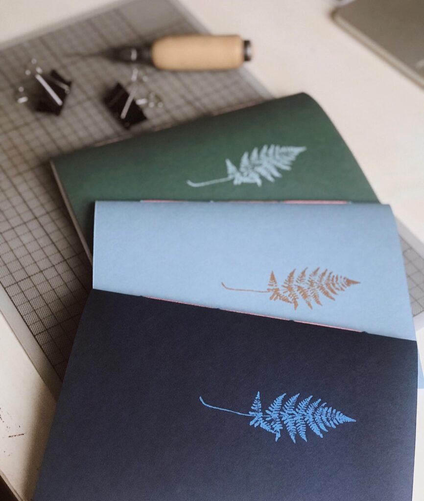 zeszyty ekologiczne z motywem paproci na okładce zrobione