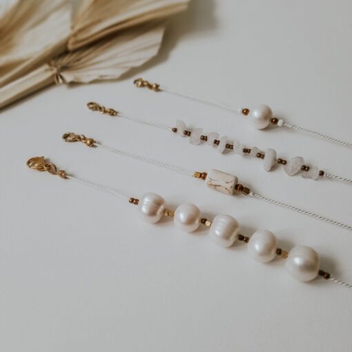 bransoletki na białej nitce z perłami i złotymi koralikami