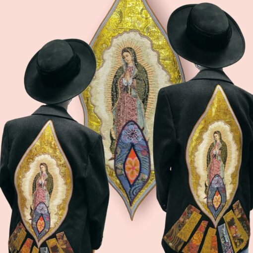 dwie osoby stojące tyłem w czarnych marynarkach z motywem maryi